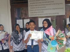 Peringatan HGN ke 77 Dimaknai Siswa SMP 2 Talang Akar Dengan Memberikan Piagam Penghargaan Ke Para Gurunya