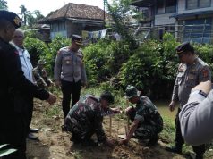 Karya Bakti, Koramil Talang Ubi Bersama Forkompinda Bersihkan Parit Hingga Tanam Pohon Bersama