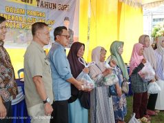 Giliran Warga Kelurahan Sukaraja Kebagian Paket Sembako Murah, Harga Normal Rp.190 ribu Ditebus Rp 65 ribu