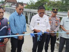 Wako Arlan Resmikan Jembatan Sementara di Kelurahan Muara Dua
