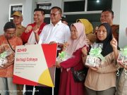 AZKO Terangi 250 Rumah Warga Lewat Berbagi Cahaya di Muara Dua Barat