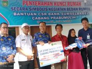 Sekda Elman Serahkan Kunci Rumah Hasil Bedah Rumah CSR Bank Sumsel Babel ke Warga Sungai Medang