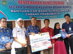 Sekda Elman Serahkan Kunci Rumah Hasil Bedah Rumah CSR Bank Sumsel Babel ke Warga Sungai Medang