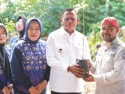Momen Peringatan Hari Lingkungan Hidup Se Dunia Tahun 2026, Wako Arlan Bagikan Bibit Buah dan Tanam Pohon