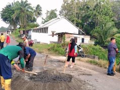Antisipasi Kecelakan, Pemerintah Kecamatan dan Kelurahan Talang Ubi Gotong Royong Timbun Jalan Rusak